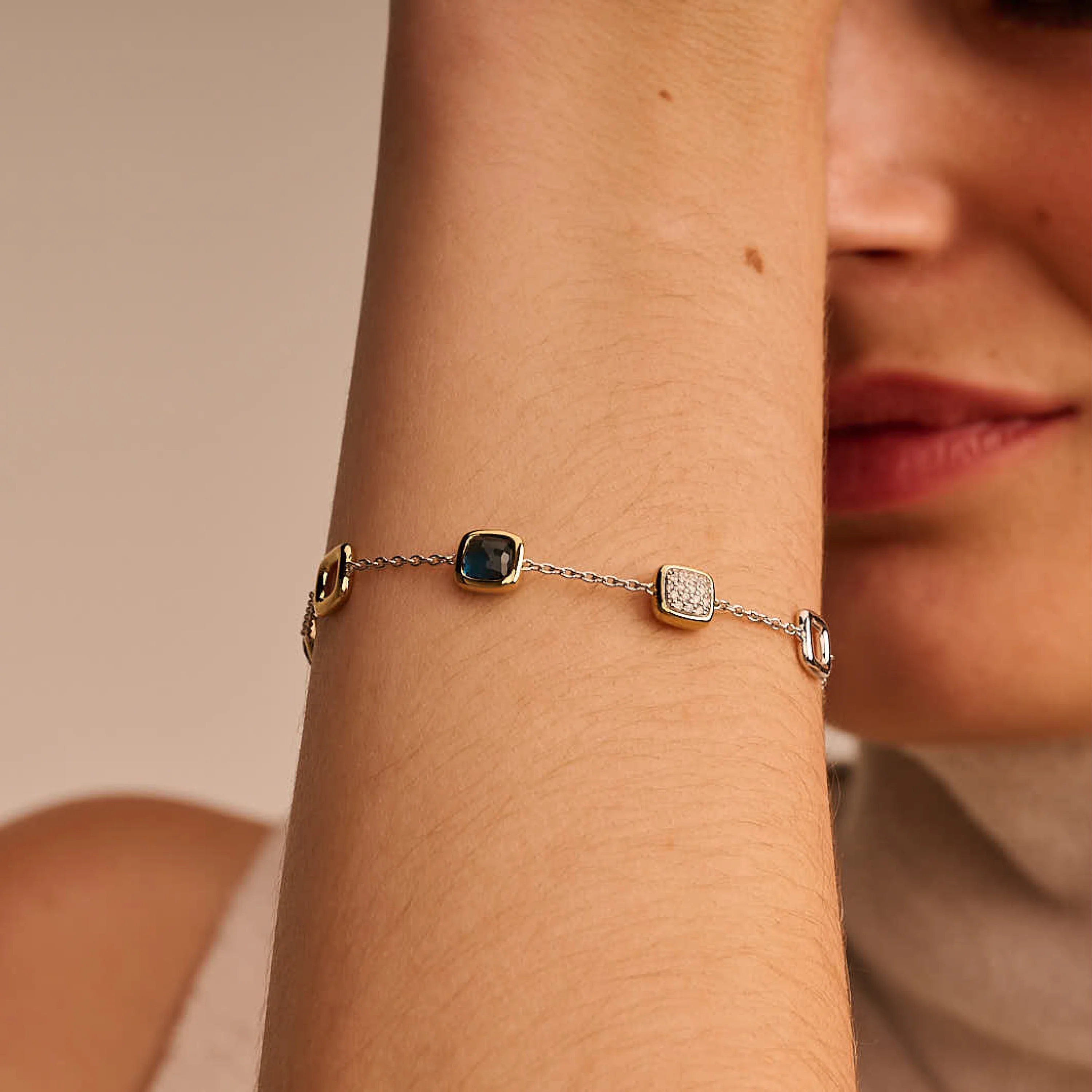 Blauwe Cushion Charm Armband - Image 2